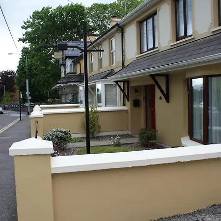 Town Centre Location -Free Private Parking -Luxury 4 Bedroom House All En-Suite With Power Showers -Full Kitchen, 2 Living Rooms - Great Location - Shops And Restaurants 3-Minute Walk -Fast Wi-Fi -Sleeps 9 Guests Casa vacanze *
