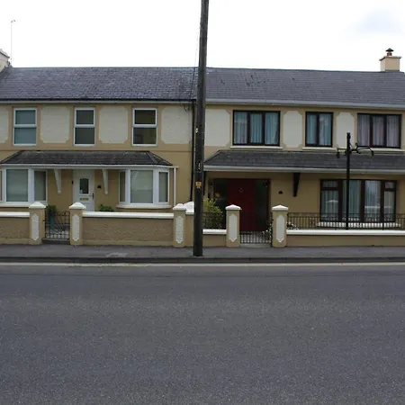 Town Centre Location -Free Private Parking -Luxury 4 Bedroom House All En-Suite With Power Showers -Full Kitchen, 2 Living Rooms - Great Location - Shops And Restaurants 3-Minute Walk -Fast Wi-Fi -Sleeps 9 Guests 別荘 *