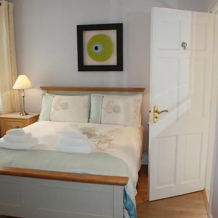 Town Centre Location -Free Private Parking -Luxury 4 Bedroom House All En-Suite With Power Showers -Full Kitchen, 2 Living Rooms - Great Location - Shops And Restaurants 3-Minute Walk -Fast Wi-Fi -Sleeps 9 Guests Casa vacanze