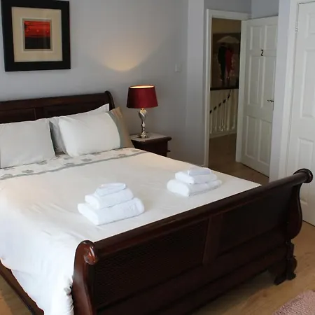 Town Centre Location -Free Private Parking -Luxury 4 Bedroom House All En-Suite With Power Showers -Full Kitchen, 2 Living Rooms - Great Location - Shops And Restaurants 3-Minute Walk -Fast Wi-Fi -Sleeps 9 Guests Cill Airne