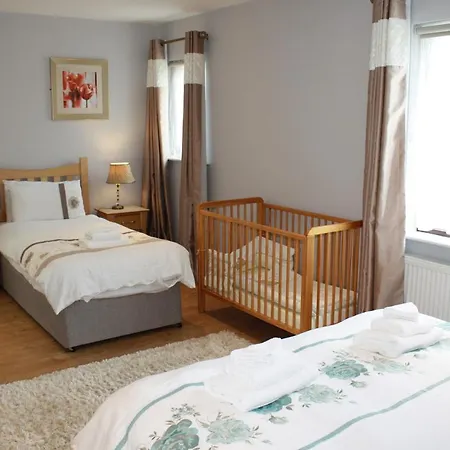Town Centre Location -Free Private Parking -Luxury 4 Bedroom House All En-Suite With Power Showers -Full Kitchen, 2 Living Rooms - Great Location - Shops And Restaurants 3-Minute Walk -Fast Wi-Fi -Sleeps 9 Guests * Cill Airne