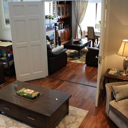 Town Centre Location -Free Private Parking -Luxury 4 Bedroom House All En-Suite With Power Showers -Full Kitchen, 2 Living Rooms - Great Location - Shops And Restaurants 3-Minute Walk -Fast Wi-Fi -Sleeps 9 Guests Casa vacanze