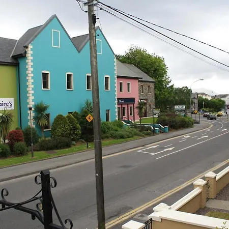 Town Centre Location -Free Private Parking -Luxury 4 Bedroom House All En-Suite With Power Showers -Full Kitchen, 2 Living Rooms - Great Location - Shops And Restaurants 3-Minute Walk -Fast Wi-Fi -Sleeps 9 Guests Casa vacanze *