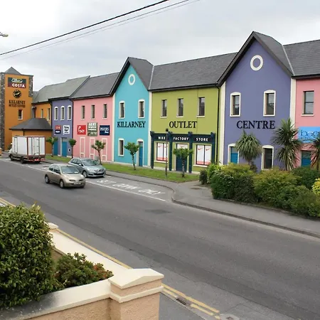 Town Centre Location -Free Private Parking -Luxury 4 Bedroom House All En-Suite With Power Showers -Full Kitchen, 2 Living Rooms - Great Location - Shops And Restaurants 3-Minute Walk -Fast Wi-Fi -Sleeps 9 Guests Casa vacanze Cill Airne