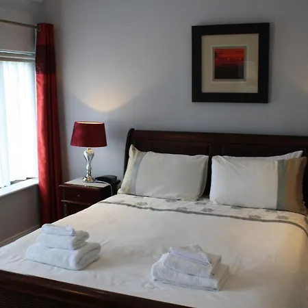 Casa vacanze Town Centre Location -Free Private Parking -Luxury 4 Bedroom House All En-Suite With Power Showers -Full Kitchen, 2 Living Rooms - Great Location - Shops And Restaurants 3-Minute Walk -Fast Wi-Fi -Sleeps 9 Guests Cill Airne