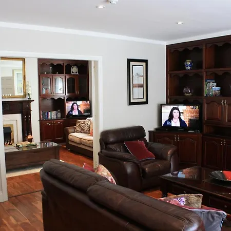 Town Centre Location -Free Private Parking -Luxury 4 Bedroom House All En-Suite With Power Showers -Full Kitchen, 2 Living Rooms - Great Location - Shops And Restaurants 3-Minute Walk -Fast Wi-Fi -Sleeps 9 Guests Cill Airne