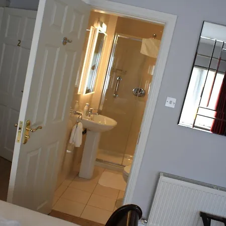 Town Centre Location -Free Private Parking -Luxury 4 Bedroom House All En-Suite With Power Showers -Full Kitchen, 2 Living Rooms - Great Location - Shops And Restaurants 3-Minute Walk -Fast Wi-Fi -Sleeps 9 Guests Casa vacanze *