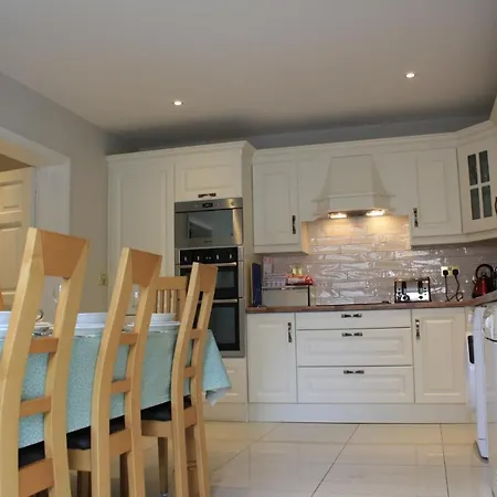 Town Centre Location -Free Private Parking -Luxury 4 Bedroom House All En-Suite With Power Showers -Full Kitchen, 2 Living Rooms - Great Location - Shops And Restaurants 3-Minute Walk -Fast Wi-Fi -Sleeps 9 Guests Casa vacanze *