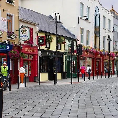 Casa vacanze Town Centre Location -Free Private Parking -Luxury 4 Bedroom House All En-Suite With Power Showers -Full Kitchen, 2 Living Rooms - Great Location - Shops And Restaurants 3-Minute Walk -Fast Wi-Fi -Sleeps 9 Guests Cill Airne
