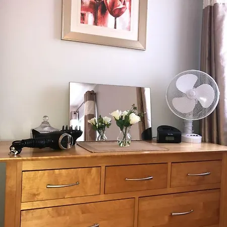 Town Centre Location -Free Private Parking -Luxury 4 Bedroom House All En-Suite With Power Showers -Full Kitchen, 2 Living Rooms - Great Location - Shops And Restaurants 3-Minute Walk -Fast Wi-Fi -Sleeps 9 Guests Casa vacanze